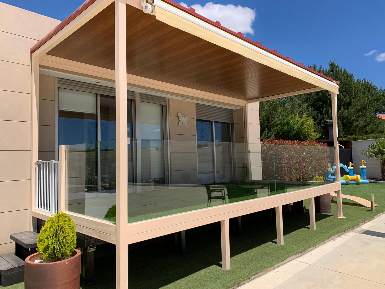 imagen de trabajo profesional realizado por cristaleros en Teruel en una terraza de un chalet exterior que tiene una barandilla de cristal para ofrecer seguridad y que no haya caidas