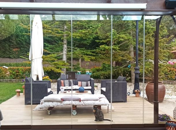 imagen de una puerta corredera de cristal deslizante de una terraza exterior